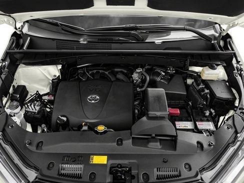 Used 2018 Toyota Highlander XLE w/ Carpet Mat Package (TMS) AWD/4WD image 13