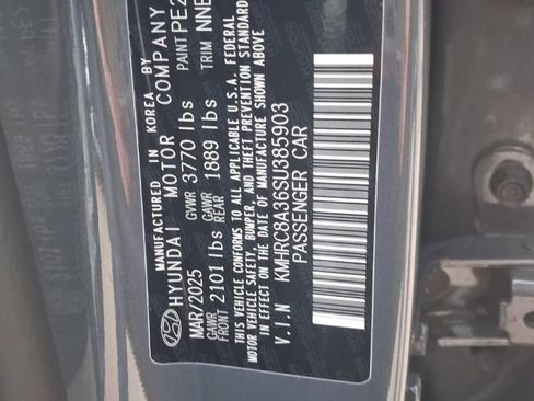 Used 2025 Hyundai Venue SEL FWD image 3