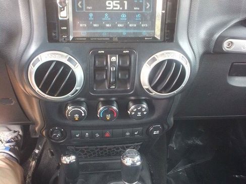 Used 2016 Jeep Wrangler Unlimited Sahara w/ Connectivity Group AWD/4WD image 9