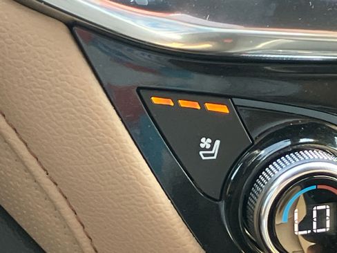 Used 2023 Chevrolet Equinox Premier image 12