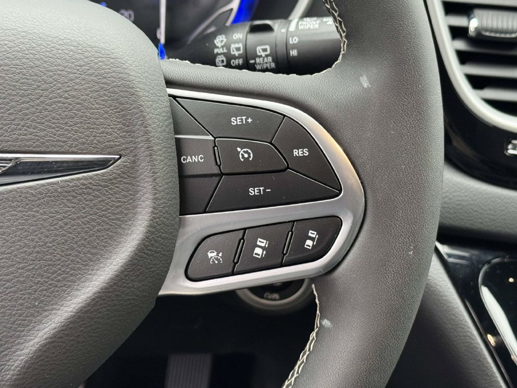 Used 2026 Chrysler Pacifica Select FWD image 22