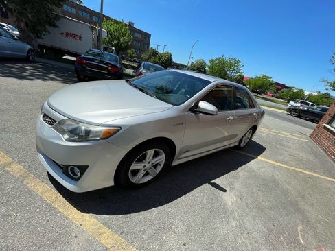 Used 2014 Toyota Camry SE w/ Moonroof Package FWD image 7