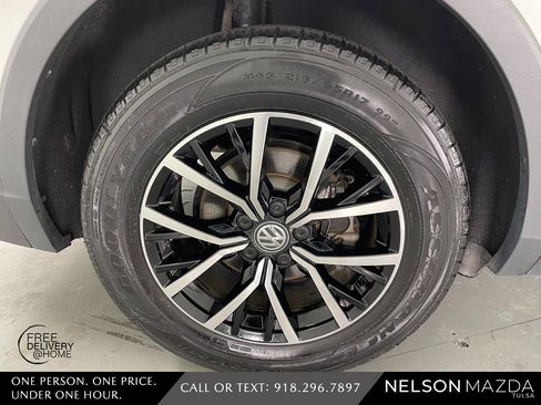 Used 2021 Volkswagen Tiguan SE w/ Panoramic Sunroof Package image 13