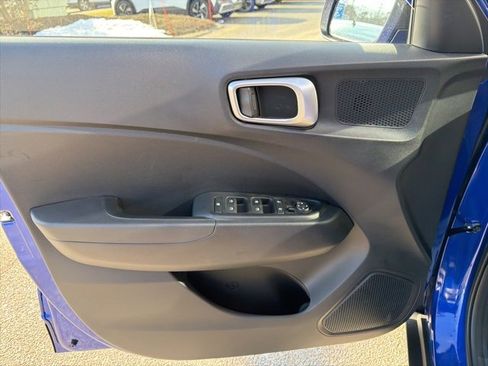 Used 2025 Hyundai Venue SE image 12