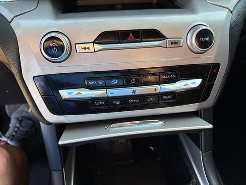 Used 2023 Ford Explorer XLT image 24