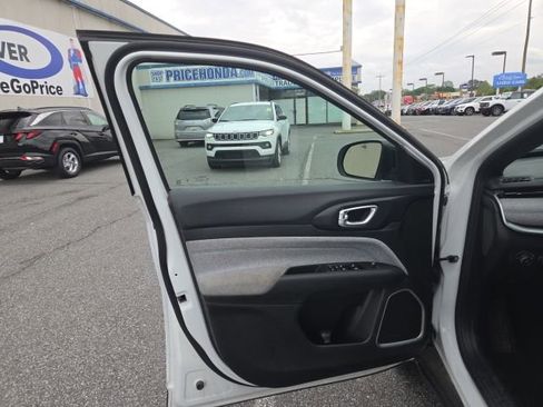 Used 2024 Jeep Compass Latitude AWD/4WD image 15