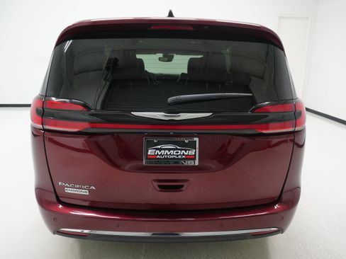 Used 2023 Chrysler Pacifica Touring-L FWD image 5