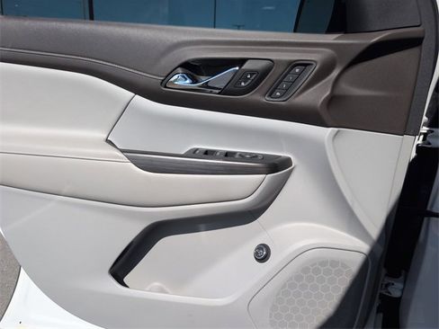 Used 2022 GMC Acadia SLT w/ Technology Package image 16