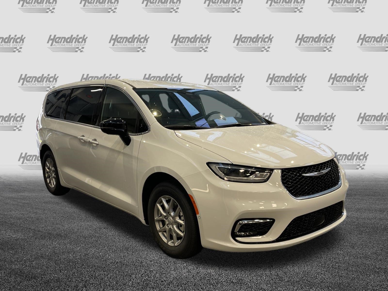 Used 2026 Chrysler Pacifica Select FWD image 2