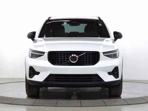 Certified 2025 Volvo XC40 B5 Plus image 2
