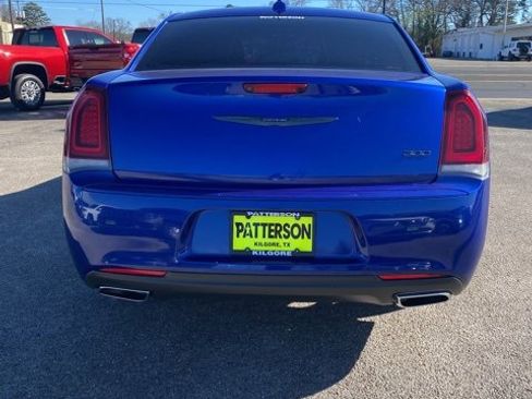 Used 2020 Chrysler 300 Touring w/ Sport Appearance Package image 4