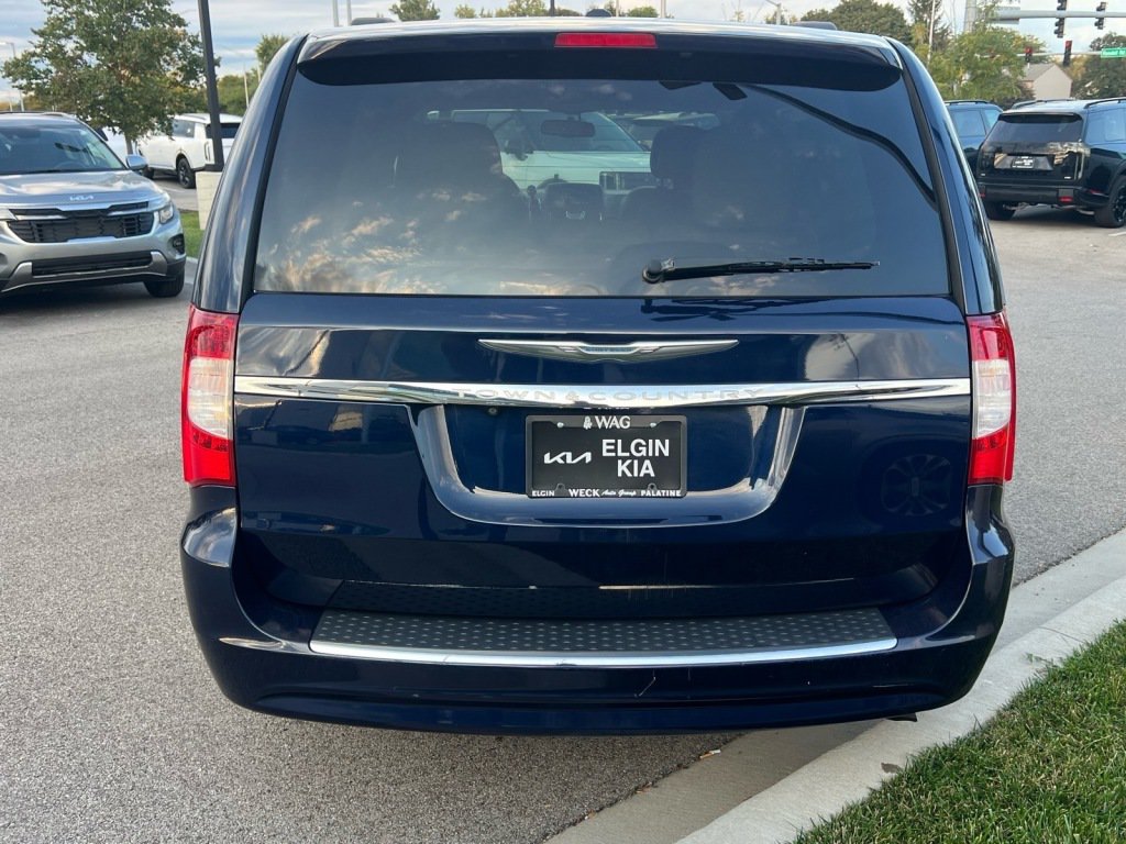Used 2013 Chrysler Town & Country Touring FWD image 4