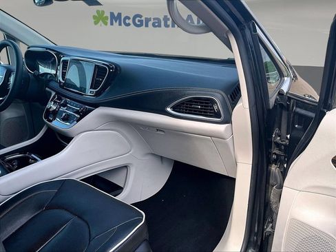 Used 2023 Chrysler Pacifica Limited FWD image 30