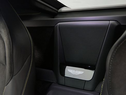 Used 2025 Aston Martin V8 Vantage Coupe image 16