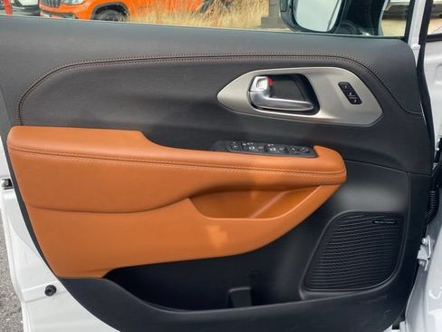 New 2026 Chrysler Pacifica Pinnacle AWD/4WD image 12
