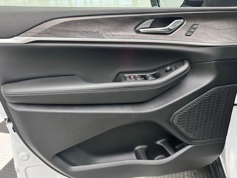 New 2025 Jeep Grand Cherokee Limited image 10