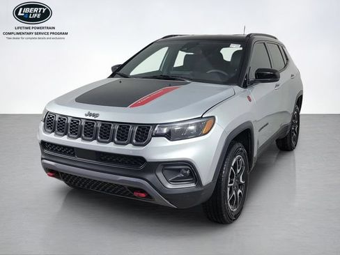 Used 2025 Jeep Compass Trailhawk AWD/4WD image 7