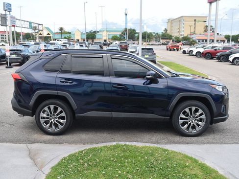 Used 2020 Toyota RAV4 XLE Premium FWD image 15