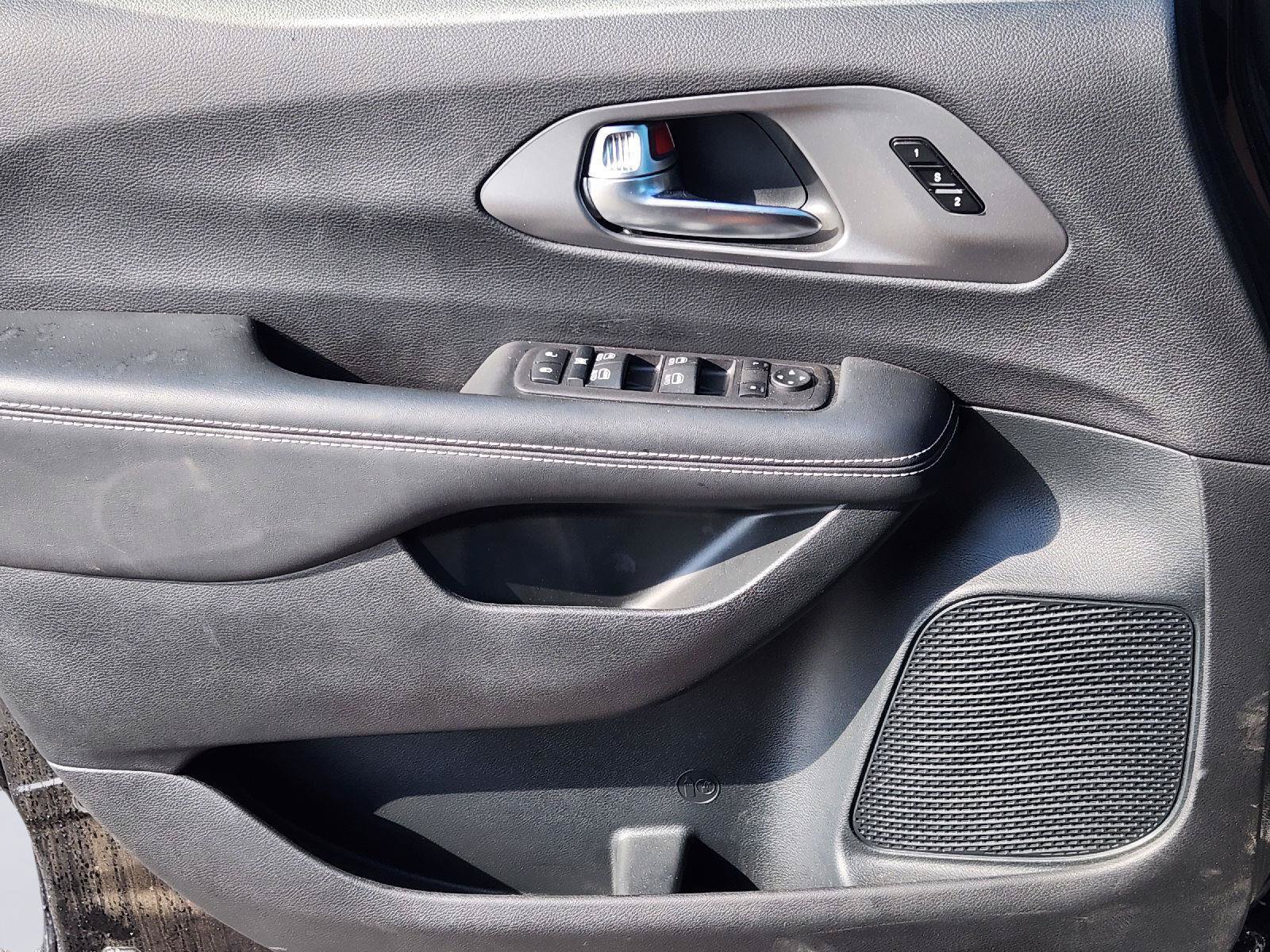 Used 2025 Chrysler Pacifica Select FWD image 24