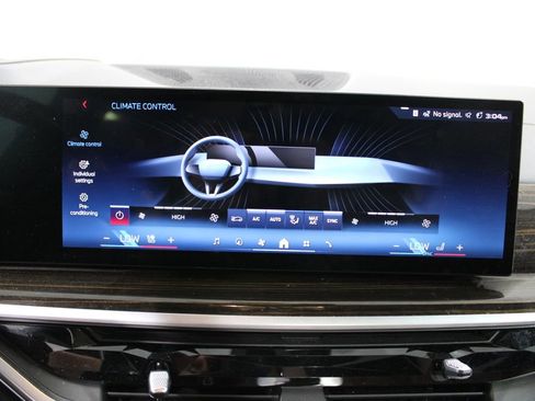 Used 2024 BMW X7 M60i w/ Executive Package image 34