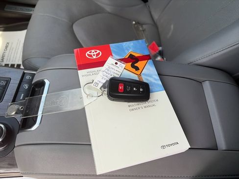 Used 2022 Toyota Highlander Limited AWD/4WD image 9