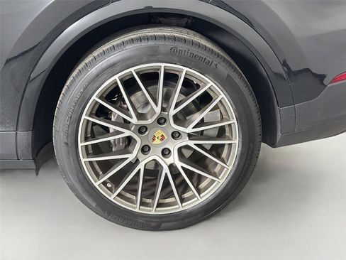Certified 2023 Porsche Cayenne Platinum Edition AWD/4WD image 11