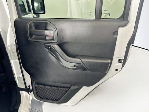 Used 2017 Jeep Wrangler Unlimited Sahara image 26