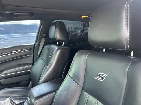 Used 2018 Chrysler 300 S w/ 300S Premium Group RWD image 12