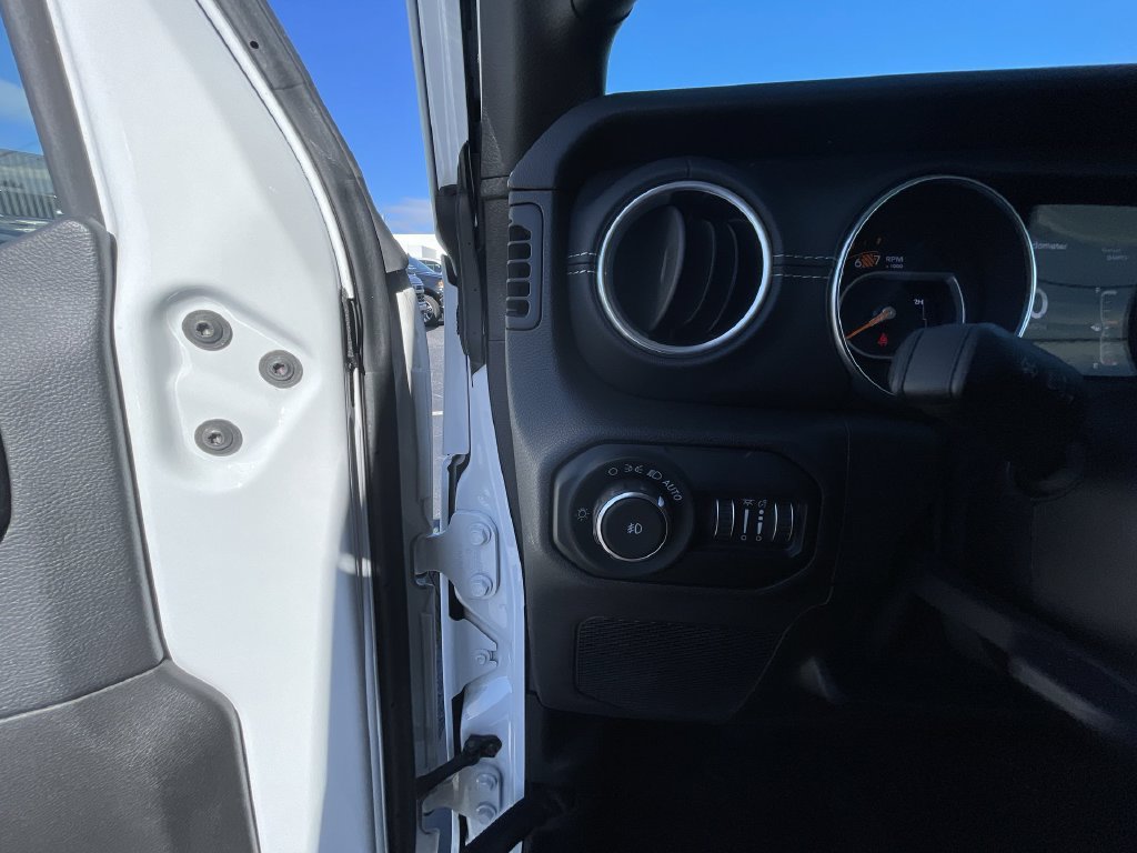 Used 2018 Jeep Wrangler Unlimited Sahara AWD/4WD image 18