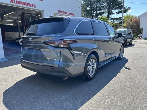 Used 2025 Toyota Sienna LE AWD/4WD image 7