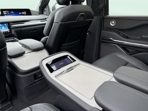New 2026 Lincoln Navigator Reserve AWD/4WD image 24