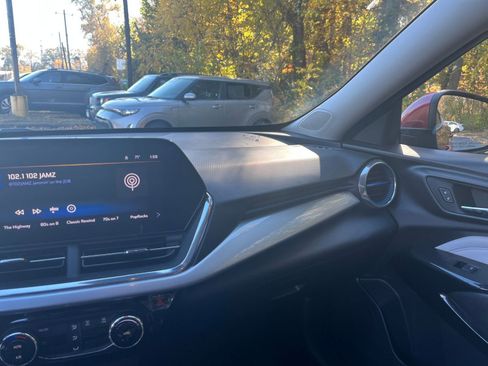 Used 2025 Chevrolet Trax LT image 31