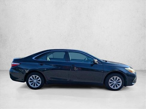 Used 2015 Toyota Camry LE image 4