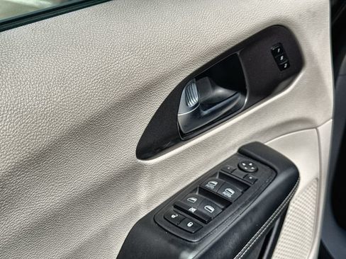 Used 2023 Chrysler Pacifica Touring-L FWD image 13