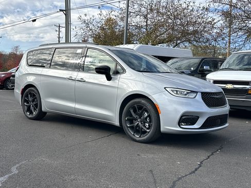 New 2026 Chrysler Pacifica Limited w/ Uconnect Theater Family Group image 21