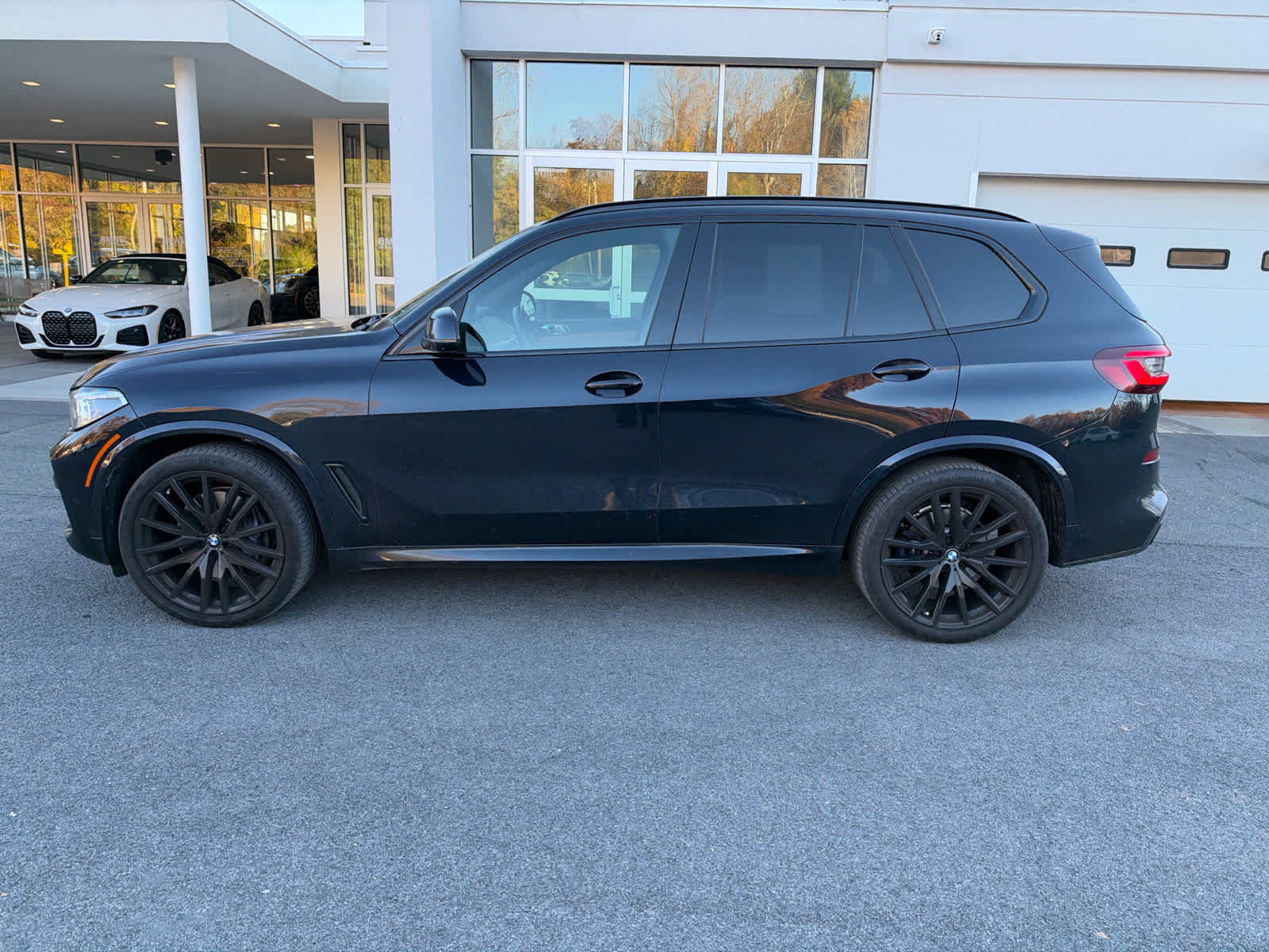 Used 2022 BMW X5 xDrive40i w/ M Sport Package AWD/4WD image 2