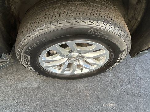 Used 2024 Chevrolet Suburban LT image 30