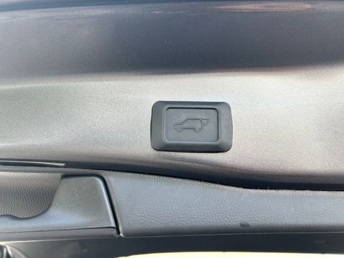 Used 2022 Toyota RAV4 XLE Premium image 28