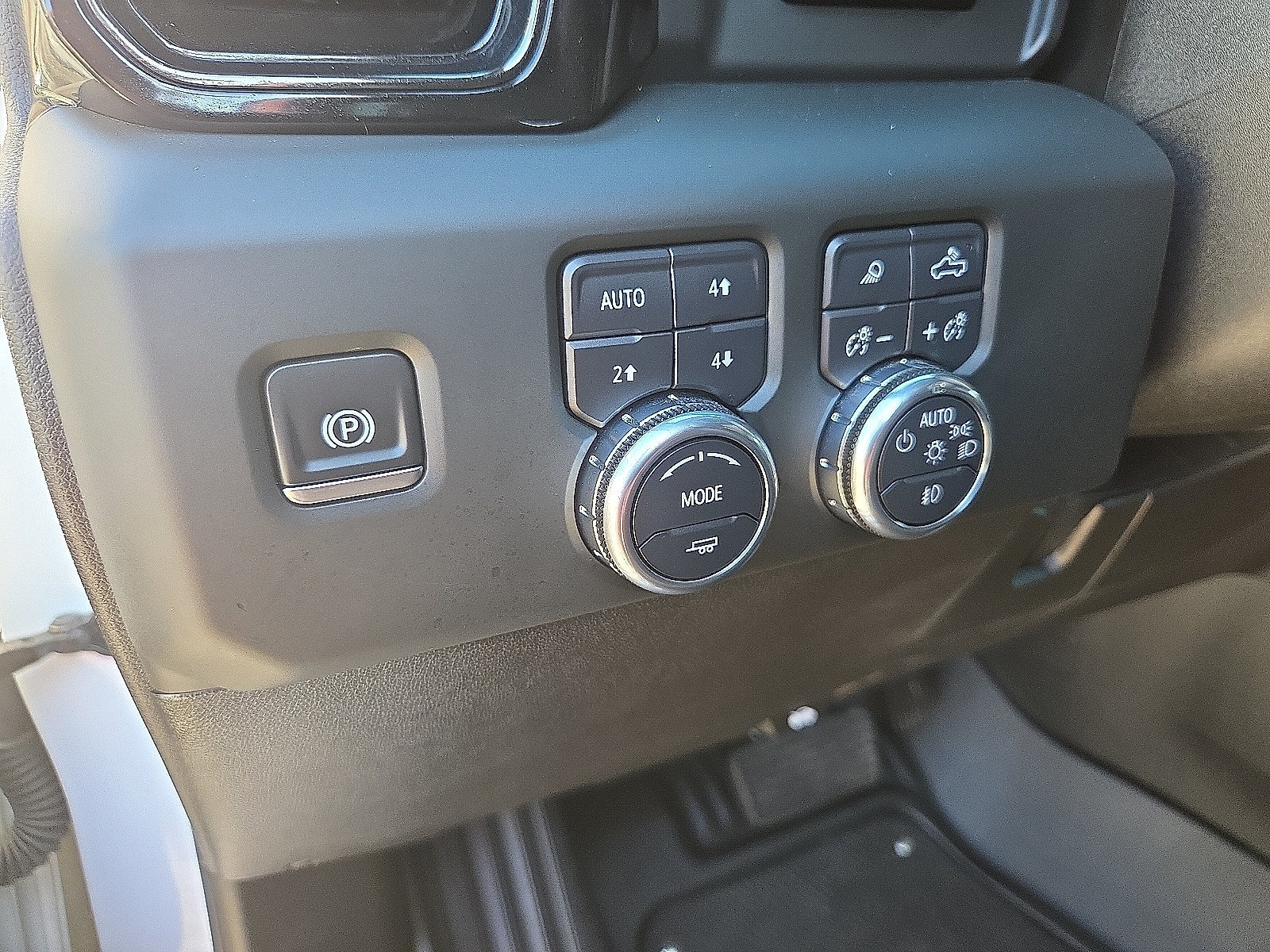 Used 2024 GMC Sierra 2500 AT4 w/ AT4 Premium Plus Package AWD/4WD image 11