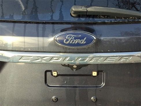 Used 2017 Ford Explorer XLT image 10