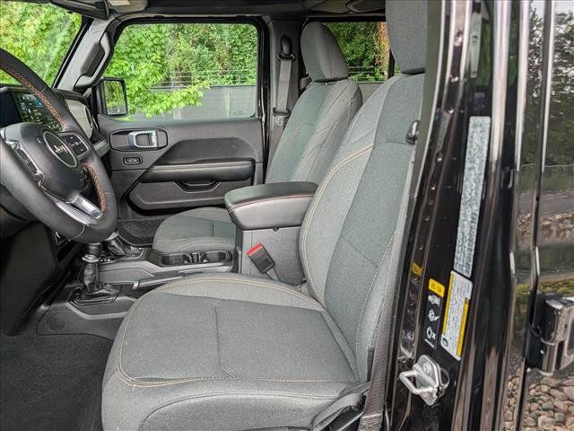 Used 2025 Jeep Wrangler Unlimited Sahara AWD/4WD image 27