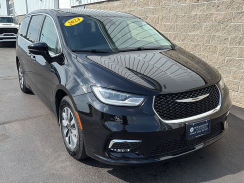 Used 2024 Chrysler Pacifica Limited FWD image 2