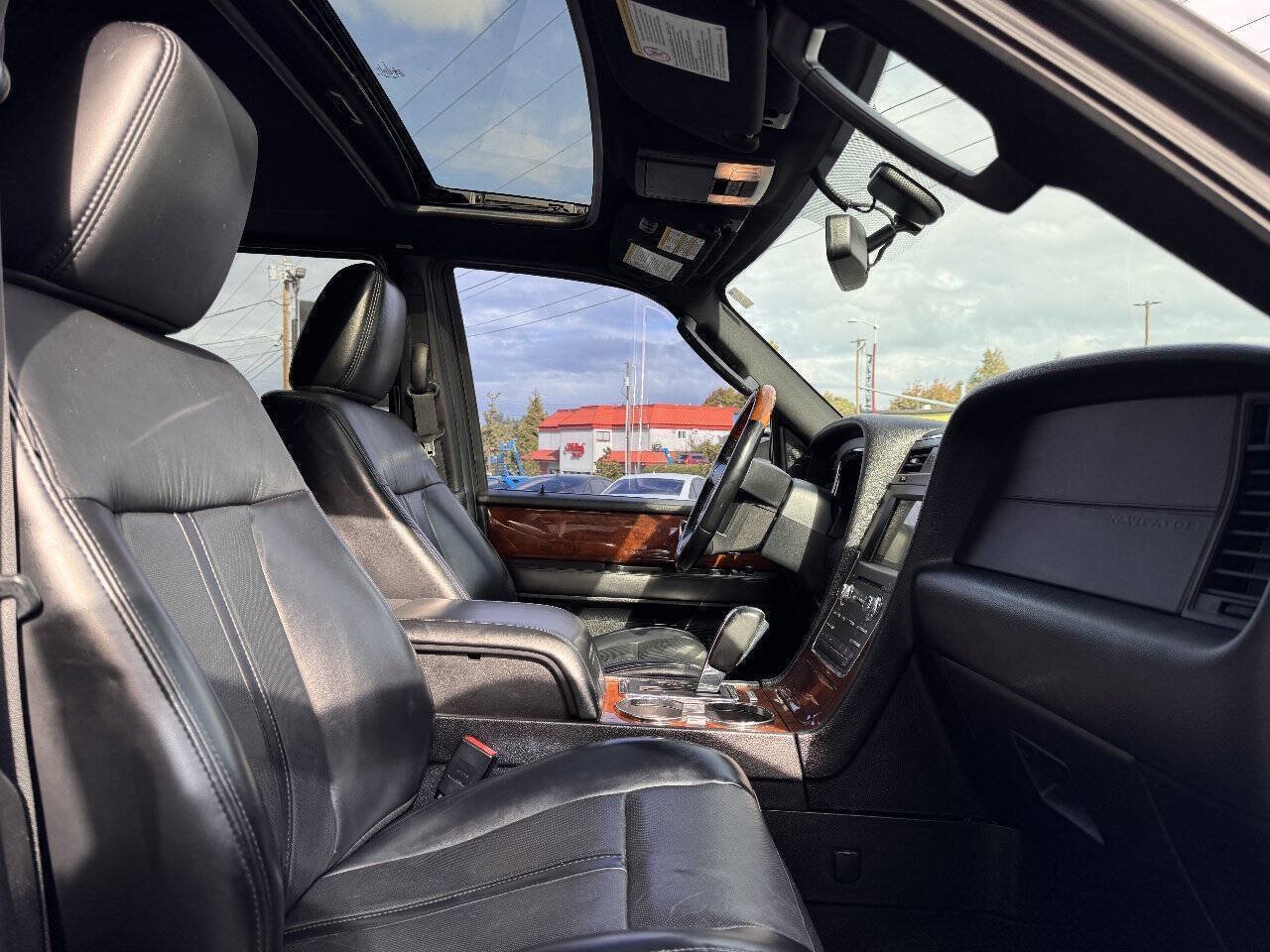 Used 2017 Lincoln Navigator Select RWD image 15