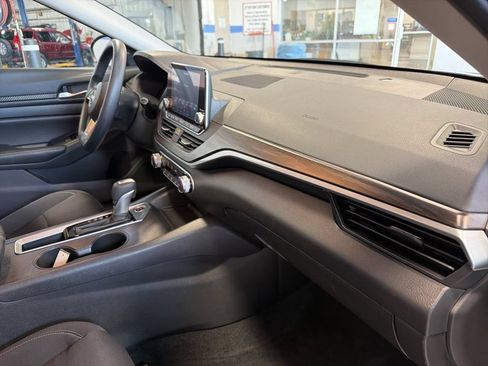 Used 2025 Nissan Altima 2.5 SV FWD image 33