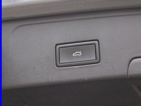 Used 2022 Volkswagen Atlas Cross Sport SE w/ Panoramic Sunroof Package image 12