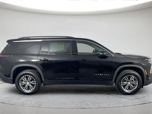 Used 2025 Chevrolet Traverse LT AWD/4WD image 2