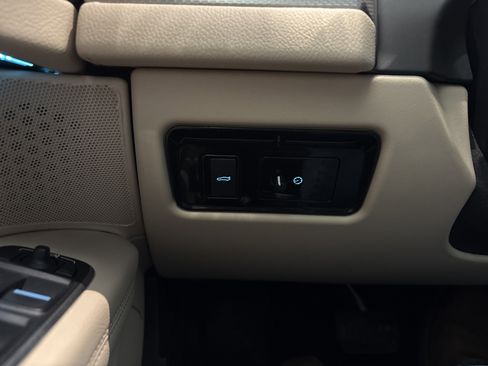 Used 2017 Jaguar XF Prestige image 25