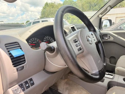 Used 2014 Nissan Frontier SV w/ SV Value Truck Package AWD/4WD image 17