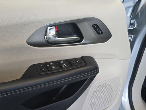 Used 2023 Chrysler Pacifica Touring-L FWD image 9