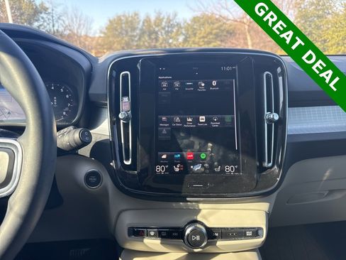 Used 2022 Volvo XC40 T5 Momentum image 24